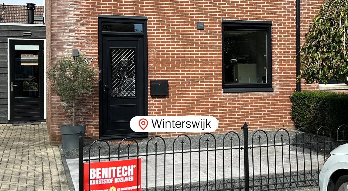Voorgevel woning met zwarte kunststof voordeur en zwart kunststof kozijn