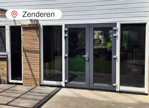 Achtergevel woning Zenderen met antracietgrijze kunststof openslaande deuren en witte kozijnen
