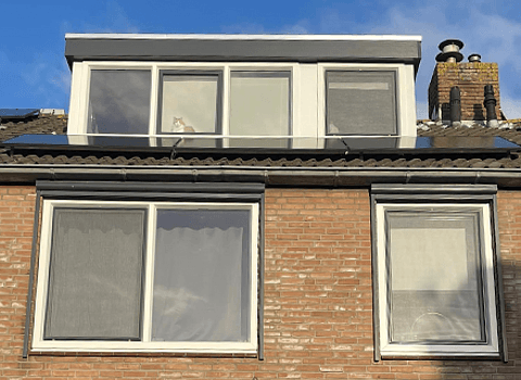 Gevel woning met kunststof kozijnen bovenverdieping en kunststof dakkapel
