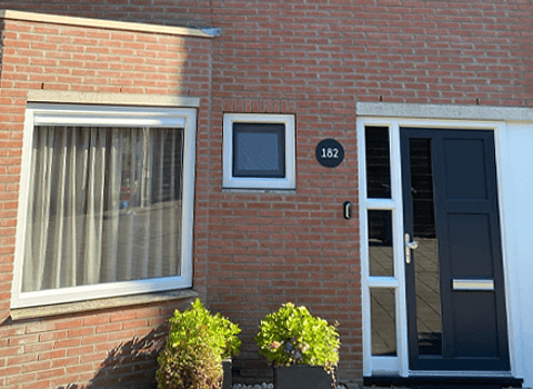 Begane grond voorgevel met kunststof kozijn en kunststof voordeur