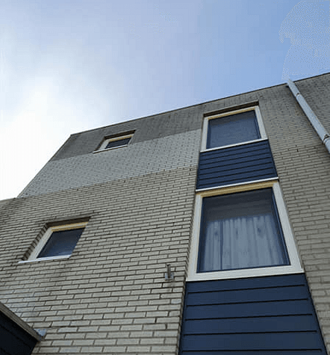 Kunststof kozijnen en kunststof gevelbekleding in gevel woning