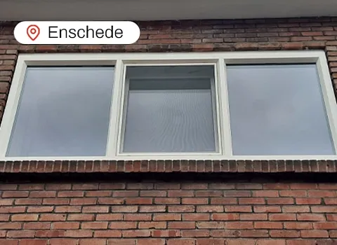 Kunststof kozijn in donkerbruine bakstenen gevel woning Enschede