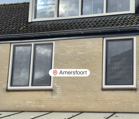 Bovengevel woning in Amersfoort met witte kunststof kozijnen