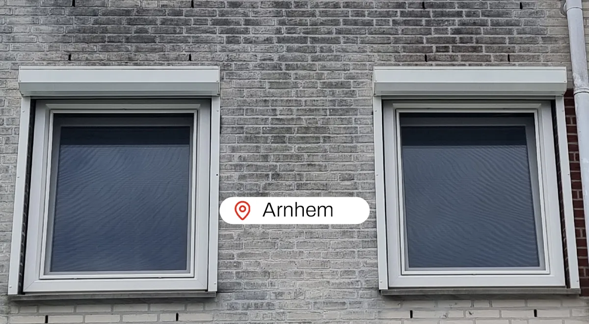 Witte kunststof kozijnen in boven gevel woning Arnhem