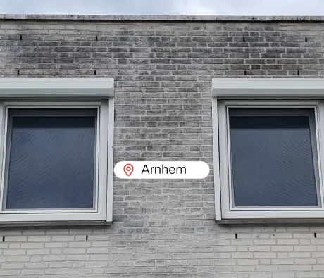 Witte kunststof kozijnen in boven gevel woning Arnhem