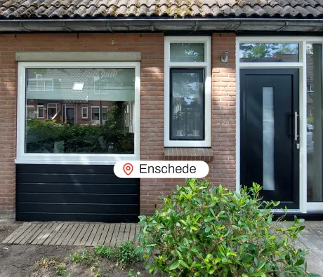Voorgevel woning Enschede met kunststof kozijnen en kunststof voordeur