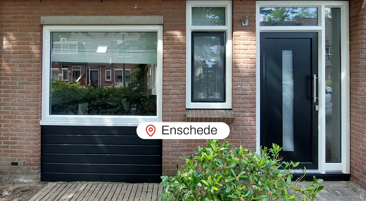 Voorgevel woning Enschede met kunststof kozijnen en kunststof voordeur