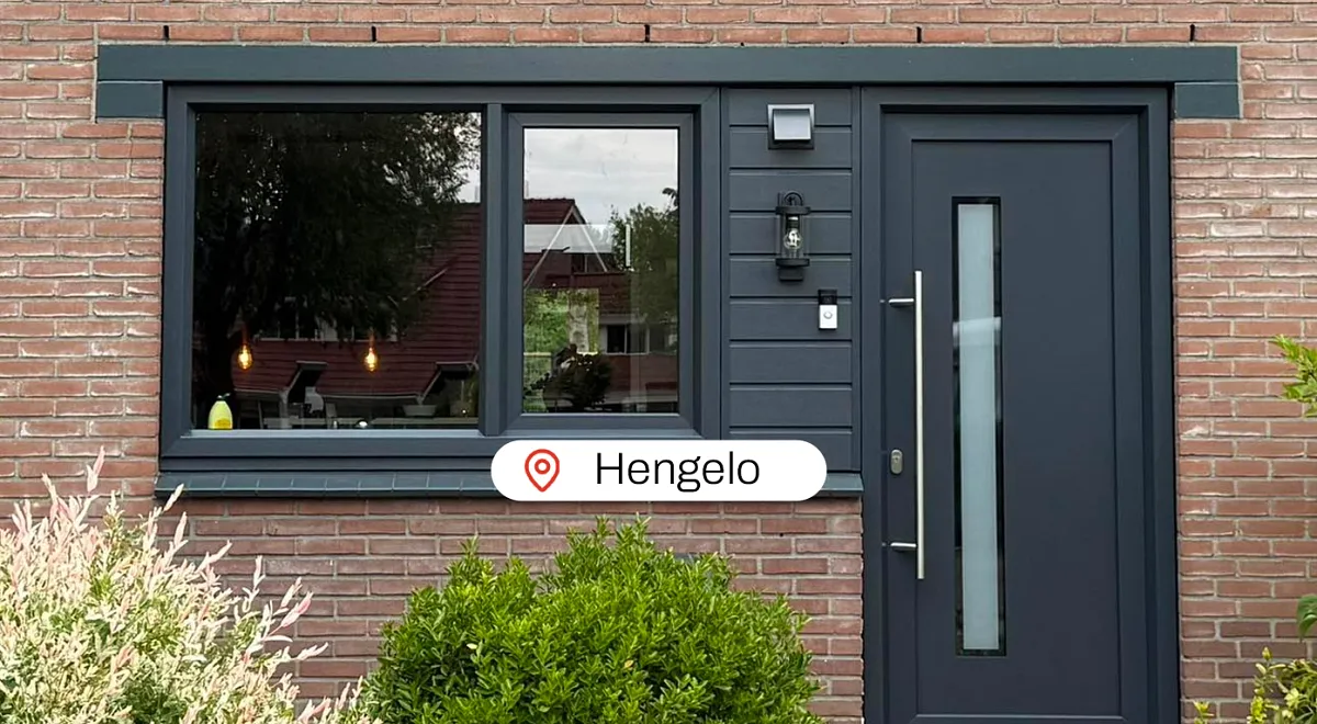 Antracietgrijze kunststof kozijnen en kunststof voordeur in voorgevel woning Hengelo