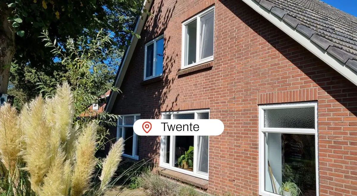 Voorgevel woning in Twente met kunststof kozijnen