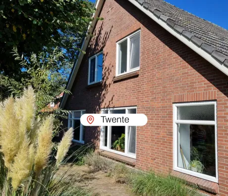Voorgevel woning in Twente met kunststof kozijnen