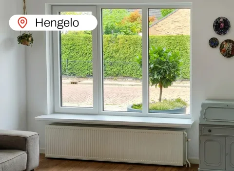 Lichte woonkamer met witte kunststof kozijnen
