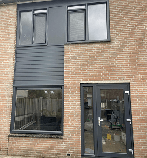 Achtergevel woning met kunststof kozijnen