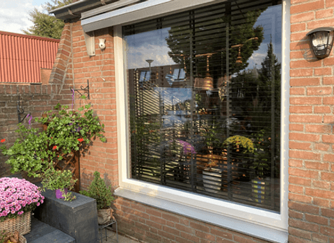 Wit kunststof raamkozijn in gevel buiten