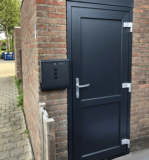 Antracietgrijze kunststof voordeur