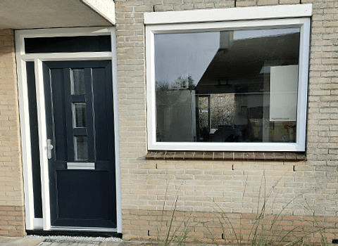 Kunststof kozijn en kunststof voordeur met boven- en zijlicht