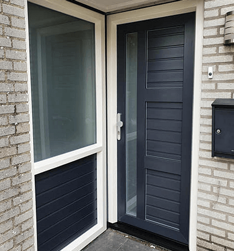 Kunststof voordeur en kunststof kozijn in gevel woning