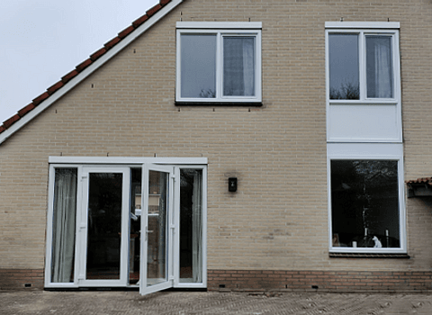Achtergevel woning met kunststof kozijnen en kunststof openslaande deuren