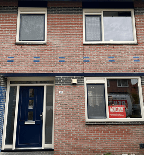 Voorgevel woning met kunststof kozijnen en kunststof voordeur