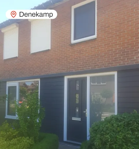 Voorgevel woning Denekamp met kunststof voordeur en kunststof kozijnen