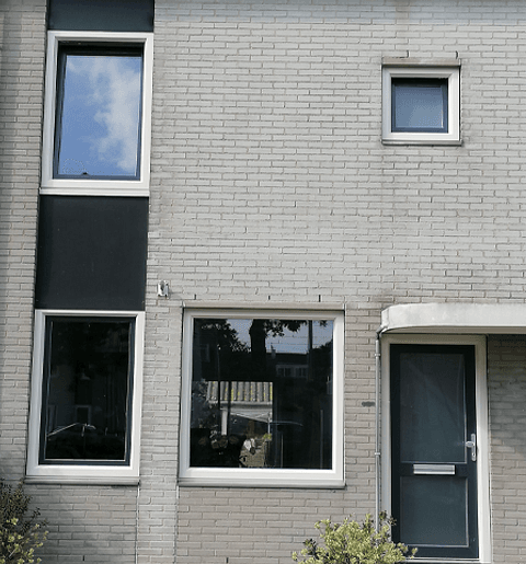 Voorgevel woning met kunststof voordeur en kunststof kozijnen
