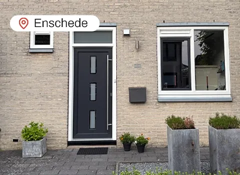 Voorgevel woning Enschede met kunststof voordeur en twee kunststof kozijnen