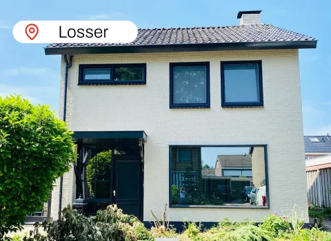 Voorgevel woning Losser witte stenen en zwarte kunststof kozijnen