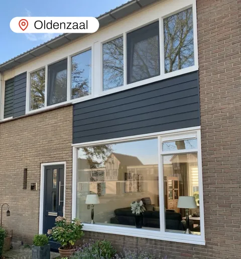 Voorgevel woning Oldenzaal met witte kunststof kozijnen en antracietgrijze kunststof deur, gevelbekleding en ramen