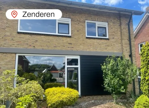 Voorgevel woning Zenderen met kunststof kozijnen op de begane grond en bovenverdieping
