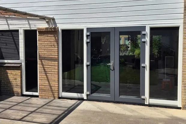 Nieuwe situatie: kunststof openslaande deuren met zijlichten in de achtergevel voor extra daglicht