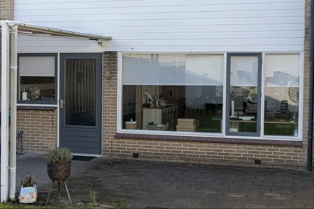 Oude situatie: achtergevel met achterdeur en groot raamkozijn vóór plaatsing openslaande deuren
