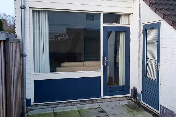 Oude situatie: smalle achtergevel met achterdeur en raamkozijn vóór plaatsing openslaande deuren