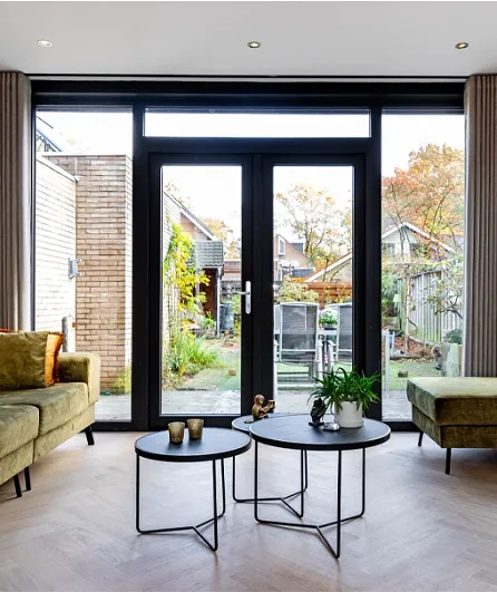 Moderne woonkamer met kunststof openslaande deuren