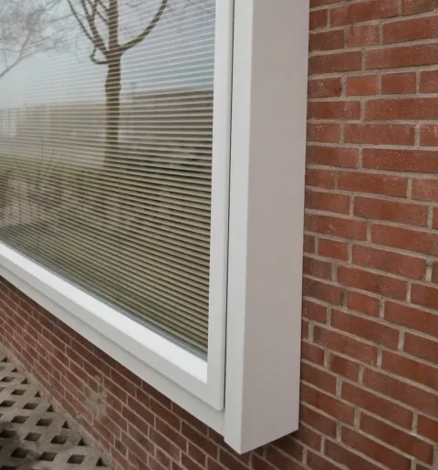 Detail van kunststof bloemkozijn in gevel