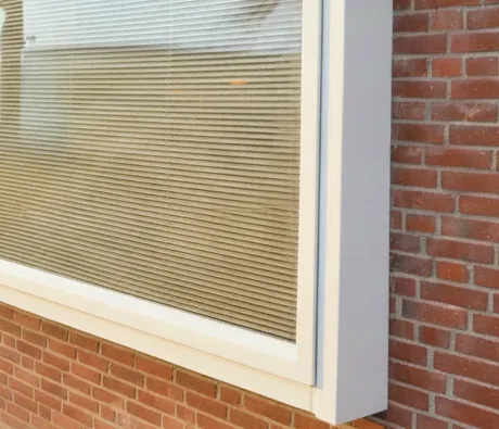 Kunststof bloemkozijn dat naar voren komt in de gevel