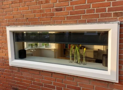 Kunststof bloemkozijn in zijgevel woning