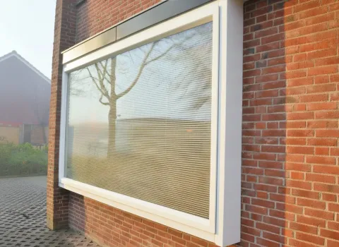Zijaanzicht van bloemkozijn in gevel