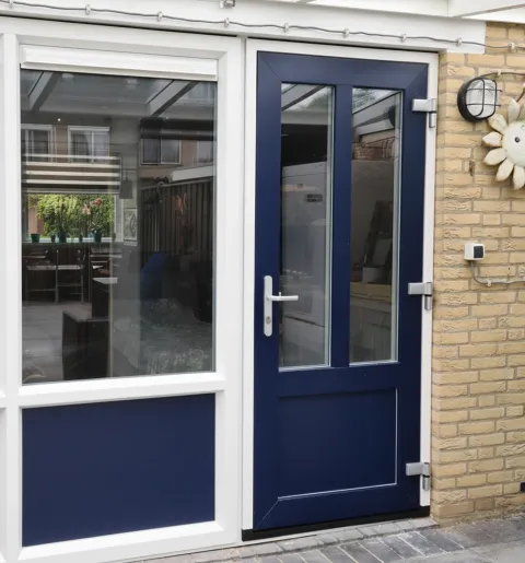 Staalblauwe kunststof achterdeur in bijpassend kozijn