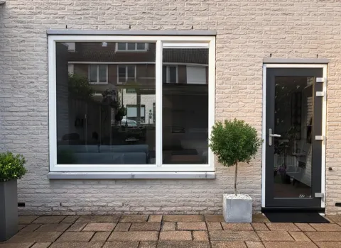 Kunststof achterdeur met bijna volledig glazen vulling