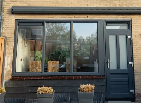 Antracietgrijze kunststof achterdeur met bovenlicht en ventilatierooster