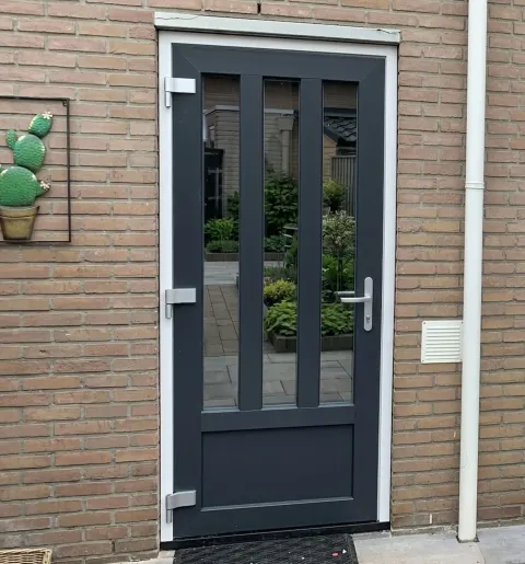 Antracietgrijze kunststof achterdeur met borstwering en driedelige glasverdeling