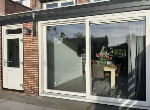 Witte kunststof achterdeur met dicht onderpaneel en bovenlicht