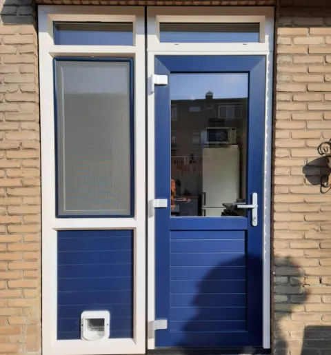 Blauwe kunststof achterdeur met kozijn en bovenlicht