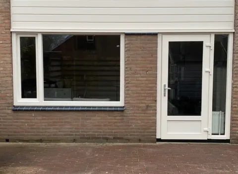 Witte kunststof achterdeur met zijlicht