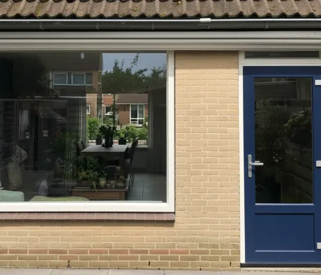 Achtergevel met kunststof achterdeur en kunststof kozijn
