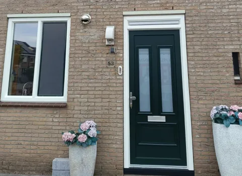 Kunststof voordeur met bijpassend kunststof kozijn in voorgevel woning