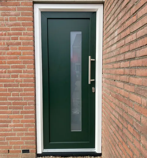 Groene kunststof voordeur in stenen gevel