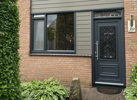 Voordeur met kunststof kozijn aan de voorzijde van een woning