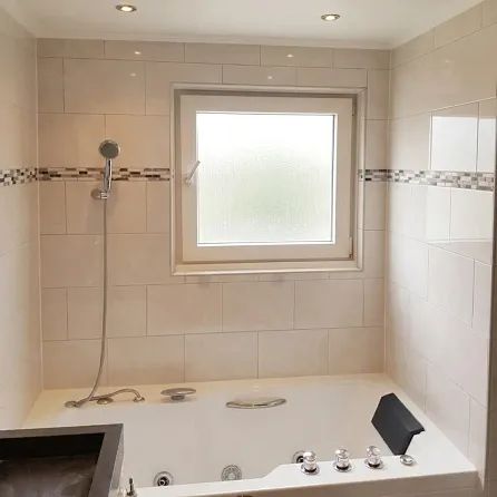 Kunststof kozijn met draaikiepraam in een badkamer.