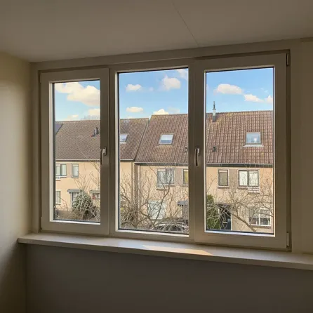 Kunststof kozijn met 2 draaikiepramen en een vast deel in een slaapkamer