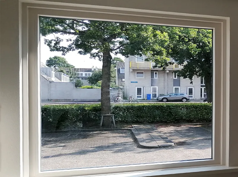 Een kozijn met glas